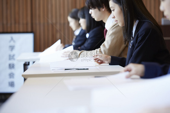 参加考试的学生图片