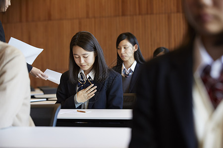 在考场认真考试的学生图片