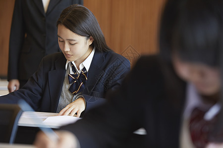 拿到试卷开始考试的学生们图片