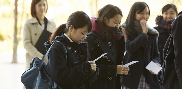 紧张等待考试结果公布的学生图片