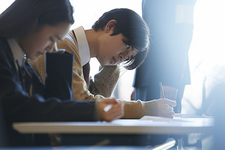 穿着制服的学生参加考试场地考试图片