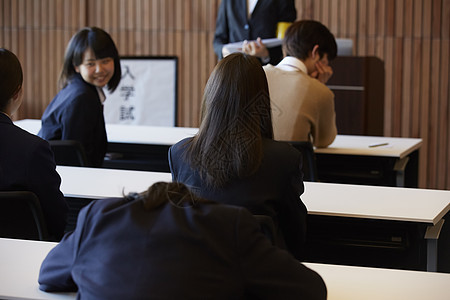 收卷后疲惫的学生图片