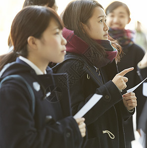 紧张等待考试结果公布的学生图片