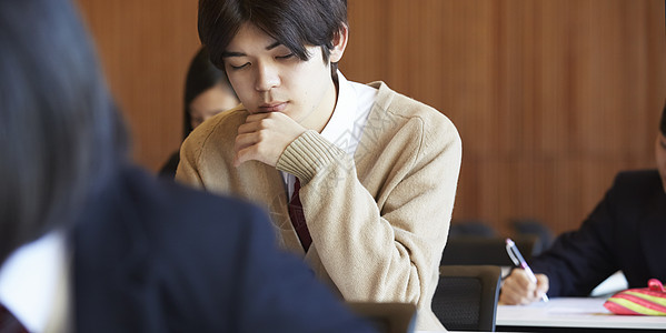 冷静参加入学考试的学生图片