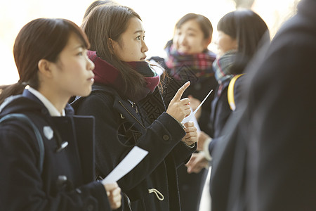 紧张等待考试结果公布的学生图片