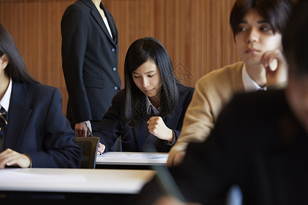 在考场认真考试的学生图片