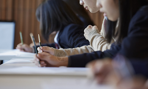 在考场认真考试的学生图片