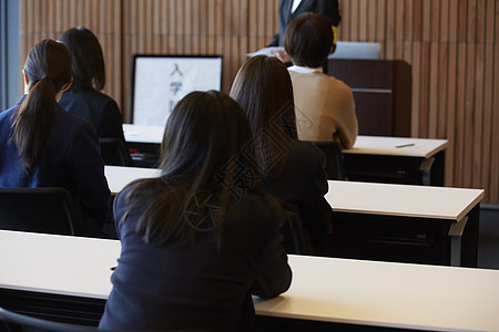 在考场认真考试的学生图片