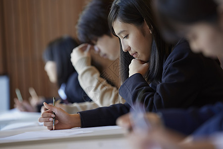 在考场认真考试的学生图片