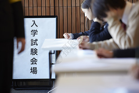 在考场认真考试的学生图片