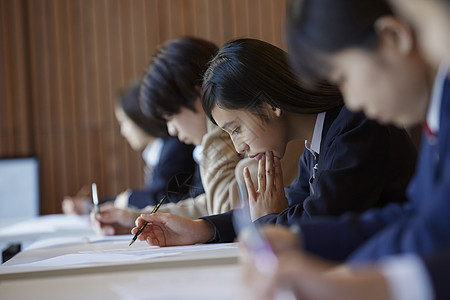 在考场认真考试的学生图片