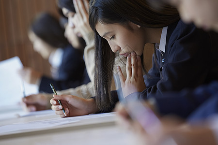 在考场认真考试的学生图片