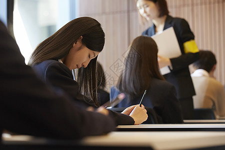 在考场认真考试的学生图片