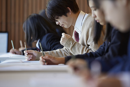 在考场认真考试的学生图片