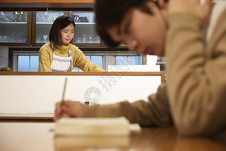 在家复习的学生图片