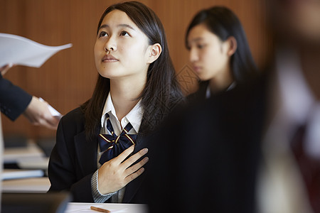 在考场认真考试的学生图片