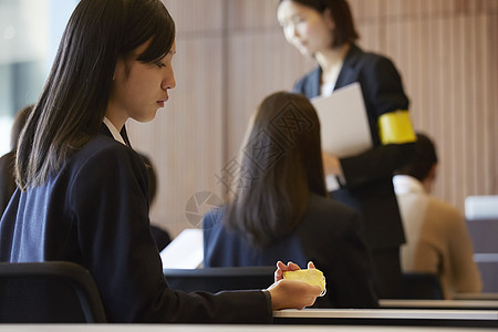 在考场认真考试的学生图片