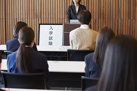 在考场认真考试的学生图片