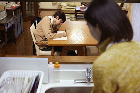 在复习的学生图片