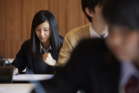 在考场认真答题的学生图片