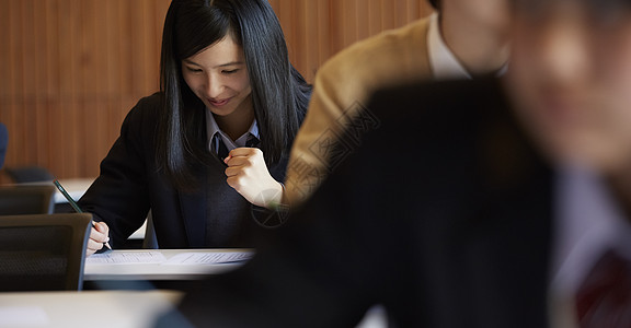 入学考试在考场认真答题的学生背景