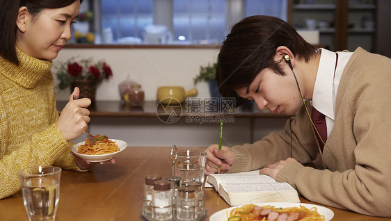 妈妈给在家复习的学生准备好饭图片