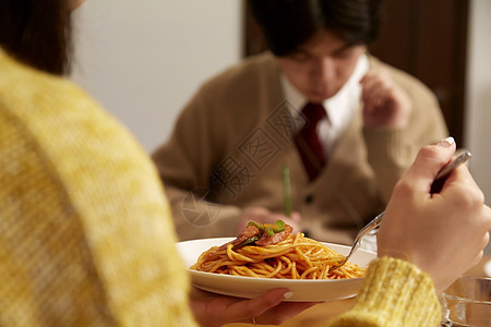 妈妈给在家复习的学生准备好饭图片