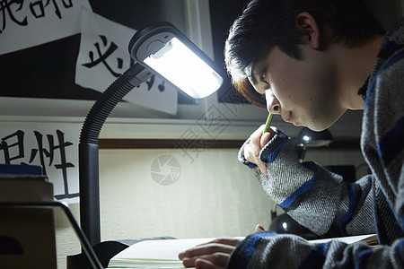 在家挑灯夜读的学生图片素材