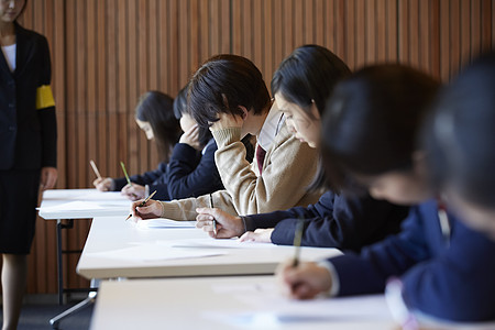 在考场认真答题的学生图片