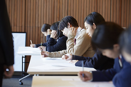 在考场认真答题的学生图片