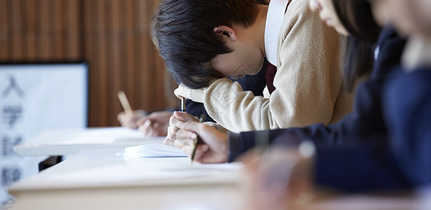 在考场认真答题的学生图片