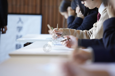 在考场认真答题的学生图片