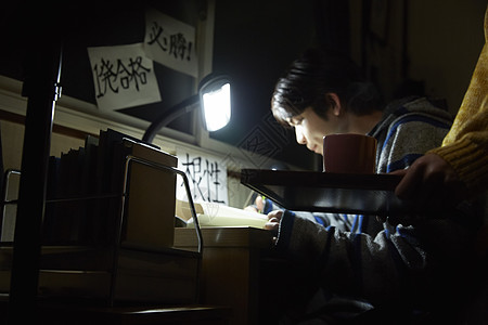 妈妈来照顾挑灯夜读的学生图片素材