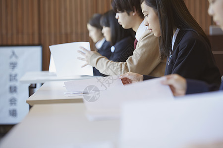 学生正在考试图片