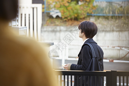 离开家上学的高中生图片素材