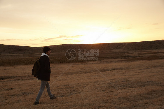 在旅行的男孩子形象图片