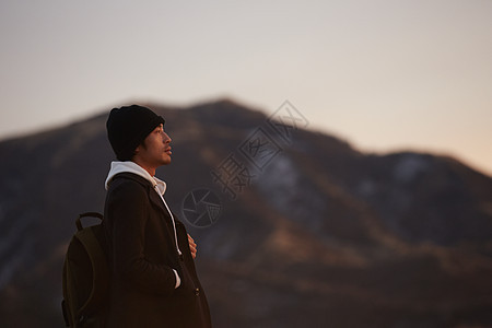 在旅行的男孩子形象图片