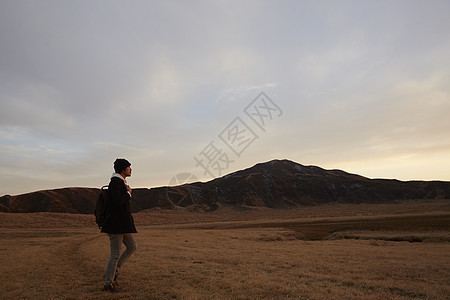 在旅行的男孩子形象图片