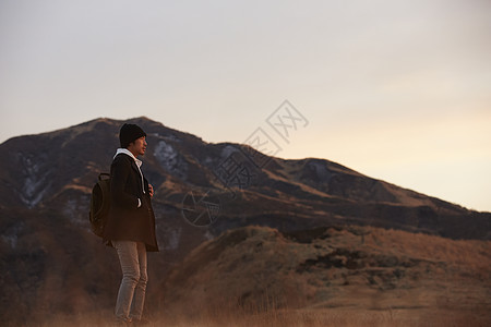 在火山口旅行的男孩子形象图片