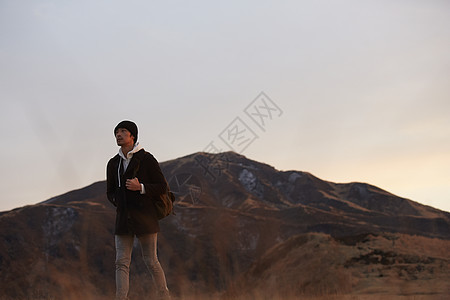 在火山口旅行的男孩子形象图片