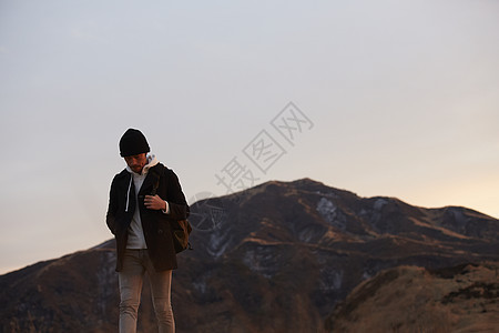 在火山口旅行的男孩子形象图片