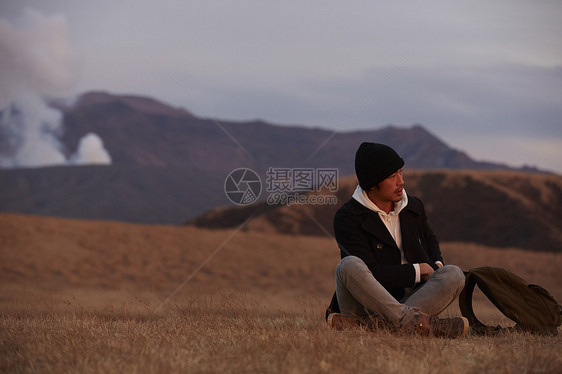 在旅行的男孩子形象图片