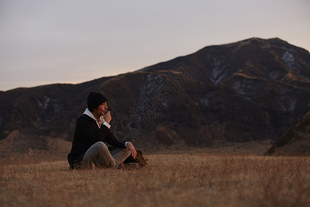 在火山口旅行观光的男孩子形象图片