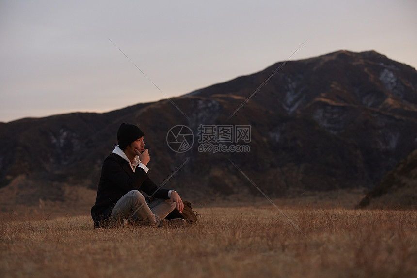 在火山口旅行观光的男孩子形象图片