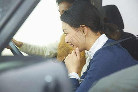 旅途女孩男人和女人夫妻开车图片