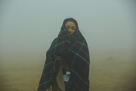 站在迷雾中裹着围巾的女人图片