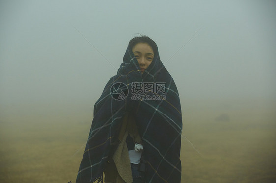 站在迷雾中裹着围巾的女人图片