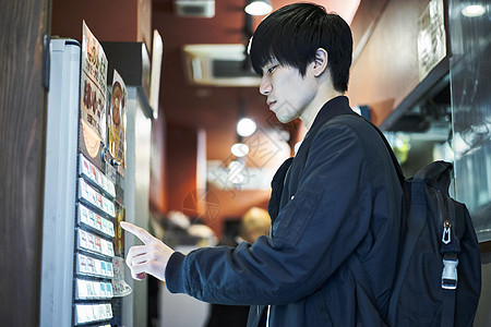 年轻男人在购买食品券图片