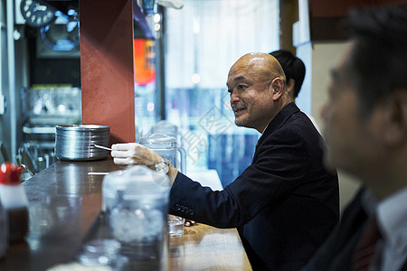 把食品券递给服务员交换食物的男人图片