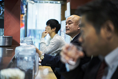 坐着等待食物上桌的男人图片